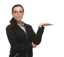 zelfverzekerd gemengd ras zakenvrouw gebaren met hand- naar de kant foto