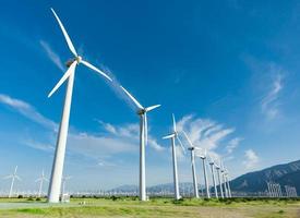 dramatisch wind turbine boerderij in de woestijn van Californië. foto