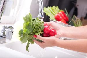 vrouw het wassen radijs foto