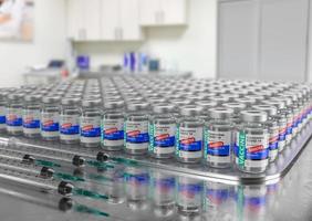 honderden van coronavirus covid-19 vaccin booster flesjes en injectiespuiten in medisch kantoor. foto