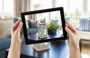 vrouw handen Holding computer tablet in kamer met foto Aan scherm.