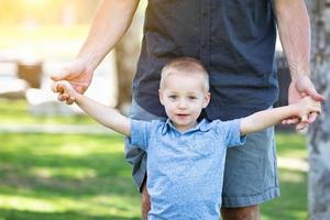 jong Kaukasisch vader en zoon hebben pret Bij de park foto