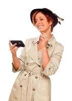glimlachen jong vrouw Holding slim cel telefoon Aan wit foto