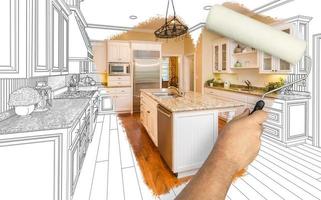 voordat en na van Mens schilderij rol naar onthullen nieuw verbouwd keuken onder potlood tekening plannen. foto