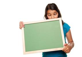 mooi spaans meisje Holding blanco schoolbord foto