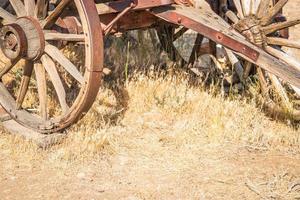 abstract van wijnoogst antiek hout wagons en wielen. foto
