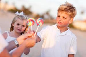 schattig broer en zus plukken uit lolly foto