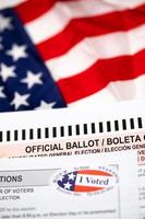 officieel stemming en stemmen instructies met ik gestemd sticker houdende Aan Amerikaans vlag foto