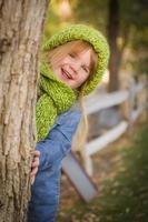 portret van schattig jong meisje vervelend groen sjaal en hoed foto