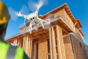 piloot vliegt dar quadcopter inspecteren huis bouw plaats foto