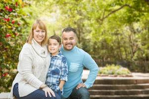 gemengd ras spaans en Kaukasisch familie portret Bij de park foto