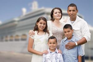 jong gelukkig spaans familie in voorkant van reis schip foto