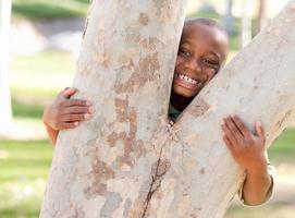jong Afrikaanse Amerikaans jongen in de park foto