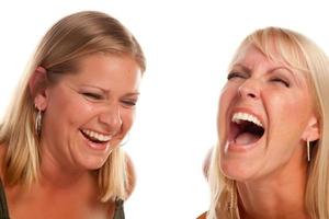 twee mooi zussen lachend foto