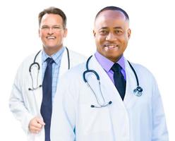 Afrikaanse Amerikaans en Kaukasisch mannetje artsen geïsoleerd Aan wit foto