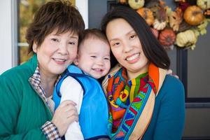 gelukkig Chinese senior volwassen grootmoeder met haar dochter en kleinzoon foto