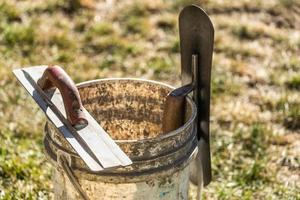 emmer en cement troffels Bij bouw plaats foto