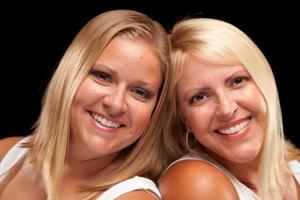 twee mooi glimlachen zussen portret foto