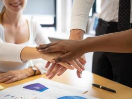 tintje hand- vinger zakenvrouw zakenman persoon groep samenspel vergadering bedrijf strategie creatief idee gemeenschap vriend zakelijke vennootschap menselijk ondersteuning succes samen gelukkig glimlach foto