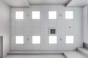 cassette uitgerekt of geschorst plafond met plein halogeen vlekken lampen en gipsplaat bouw met brand alarm en ventilatie in leeg kamer in huis of kantoor. op zoek omhoog visie foto