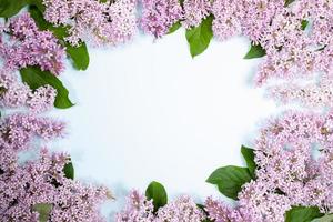 bloemen samenstelling van lila bloemen Aan licht blauw achtergrond met kopiëren ruimte. foto