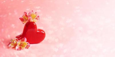 rood vaas vormig hart met bloemen alstroemeria Aan teder roze achtergrond met bokeh. spandoek. kopiëren ruimte voor tekst. foto