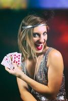 vrouw spelen poker met schaal foto