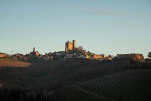 de kasteel van serralunga d'alba in de piemontese langhe, gedurende de herfst seizoen met de kleuren van de zonsondergang foto