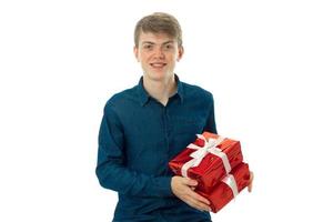 Mens met twee rood cadeaus in handen foto