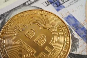 gouden bitcoin op Amerikaanse dollarbankbiljetten geld voor zakelijk en commercieel, digitale valuta, virtuele cryptocurrency, blockchain-technologie. foto