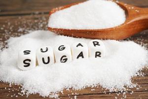 suiker, zoet korrelig suiker met tekst, diabetes preventie, eetpatroon en gewicht verlies voor mooi zo Gezondheid. foto