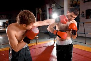 twee mannen is boksen Aan de ring foto