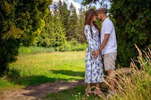 mooi paar in liefde houdt handen en op zoek Bij elk anderen buitenshuis foto