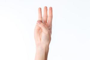 vrouw hand- uitgerekt omhoog en tonen drie vingers geïsoleerd Aan wit achtergrond foto