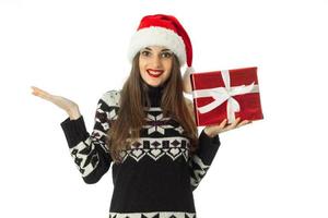 schattig vrouw in warm trui en de kerstman hoed foto