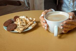 koffie en koekjes Aan een tafel foto