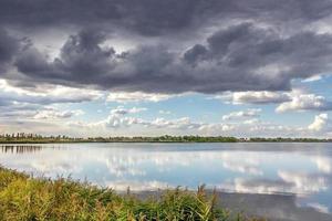 een rivier- en de dramatisch cloudscape na de regen. weer verandering foto