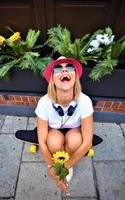 mooi hipster meisje met vleet bord vervelend zonnebril in de stad. foto