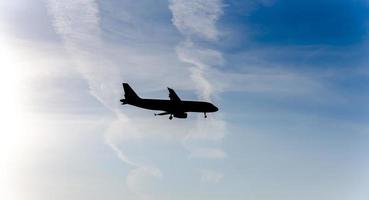 de silhouet van een passagier vlak vliegend foto