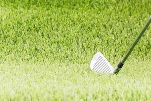 golfclub op groen gras foto