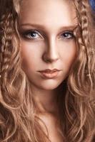 portret van charmant jong vrouw met gekruld bruin haar- foto