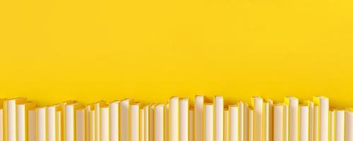 een rij van geel boeken Aan een geel achtergrond. 3d renderen illustratie. foto