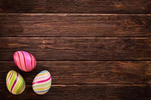 Pasen eieren Aan houten achtergrond. 3d renderen illustratie. foto