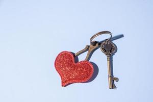 wijnoogst sleutel en rood schitteren hart. liefde concept creatief foto