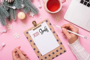 2023 doelen of plannen schrijven vrouw handen met Kerstmis nieuw jaar werk tafel decoratie top visie, vlak leggen foto