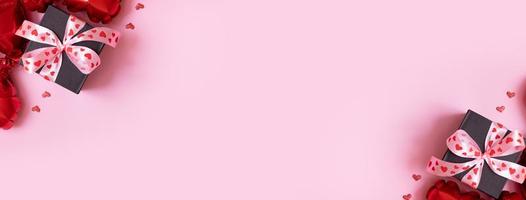 banier met geschenk doos met boog en hart vorm baloons Aan roze achtergrond. gelukkig valentijnsdag dag groet kaart foto