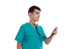 echt mannetje dokter in uniform met stethoscoop poseren geïsoleerd Aan wit achtergrond foto