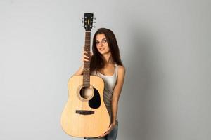 charmant vrouw met gitaar in handen foto
