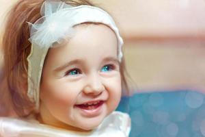 pret portret van mooi weinig baby meisje met blauw ogen foto