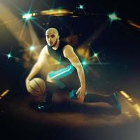 basketbal speler in de spel maken schijnbewegingen met de bal foto